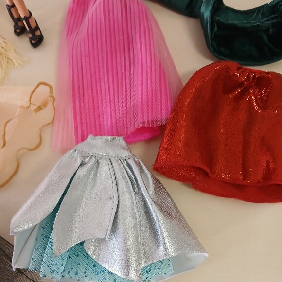 Barbie Basics Black label doll with extra clothes - Picture 5 of 8